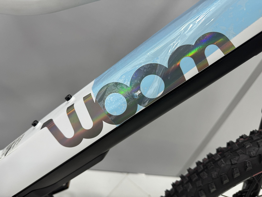 Rower elektryczny dziecięcy Woom UP 5 Cirrus Cloud 24" 2026 Rower posiada małą rysę na ramie , w gratisie woom Glug + woom Airlo